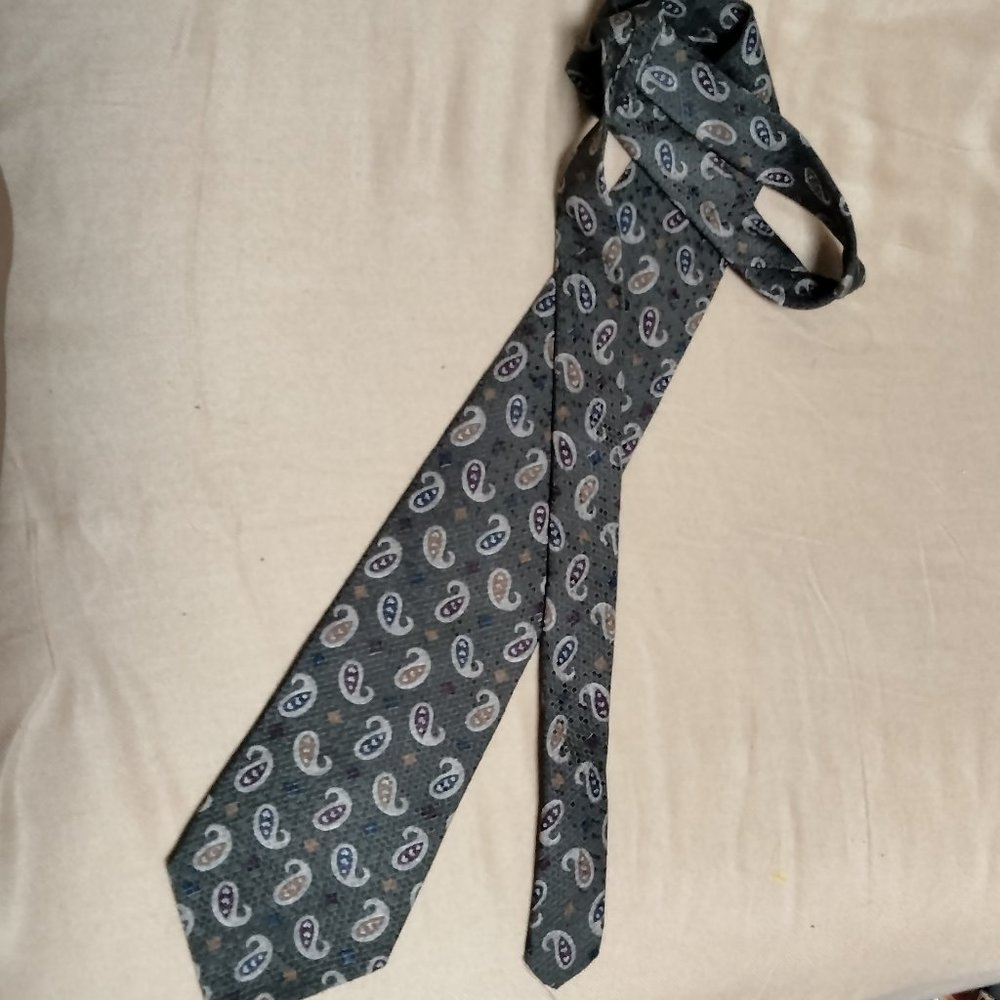 Vintage Feraud 100% Italian Silk Paisley Green White Yellow Artsy Design Necktie